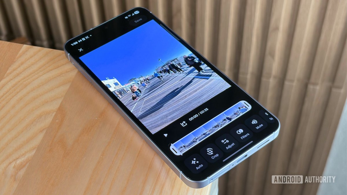 Google Photos interface displaying unified video controls and canvas stretching options