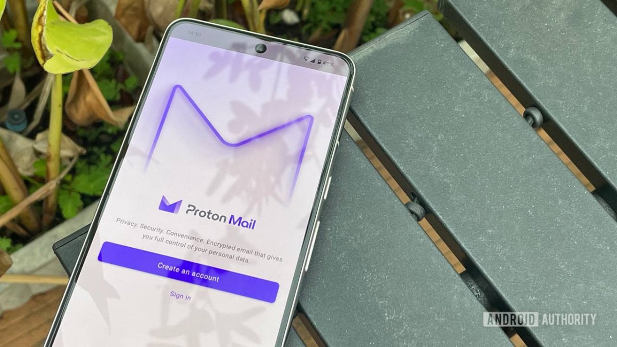 The Proton Mail interface displays the new Gmail migration tool with automatic import settings.