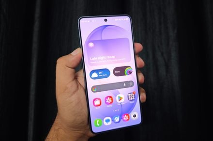 The Samsung One UI 9 phone app displays unified call logs for WhatsApp and Google Meet.