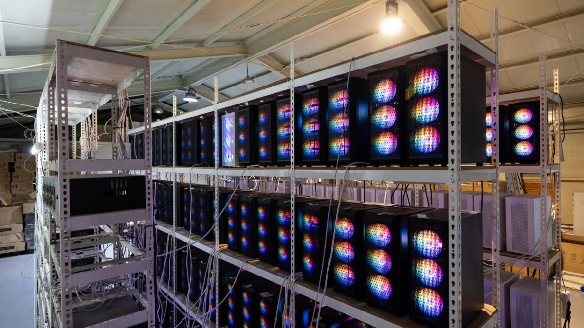 Microsoft warning graphic illustrating GPU mining malware spread via SEO poisoning and AI chatbots.
