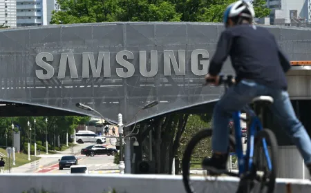 Samsung employees outside the Suwon District Court after bonus ruling