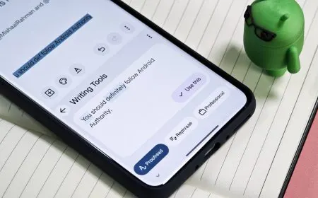 Gboard Writing Tools interface showing custom prompt options and screen context analysis features.