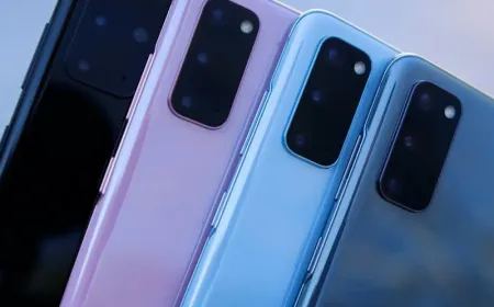 This chart shows the forecasted decline in global smartphone shipments for 2026.