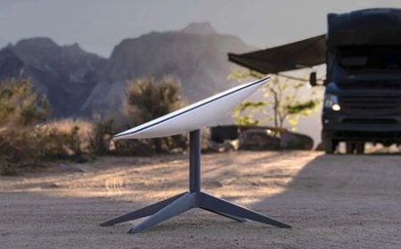 A compact satellite dish features an integrated battery for portable internet connectivity.