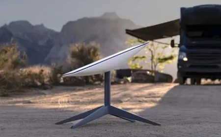 A compact satellite dish features an integrated battery for portable internet connectivity.