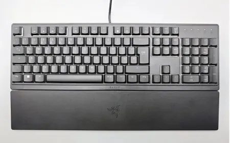 A top-down photograph shows the Razer Ornata V3 X membrane keyboard with its standard key layout and slim chassis.