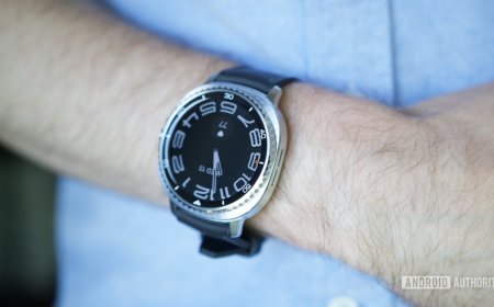 A Galaxy Watch syncs sleep data with a Samsung WindFree air conditioner to adjust bedroom temperature.