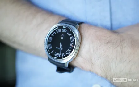A Galaxy Watch syncs sleep data with a Samsung WindFree air conditioner to adjust bedroom temperature.