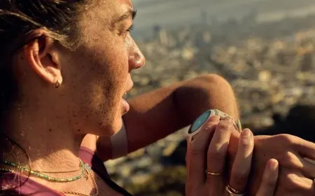 The device shows a Coros sports watch with a built-in microphone designed for voice notes and AI workout analysis.