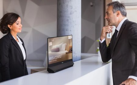The Philips 24B2D5300 monitor displays two independent screens with HDMI and USB-C connections.