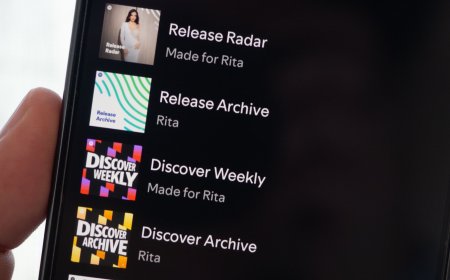 A computer screen displays a music application where a playlist cover is customized using artificial intelligence.