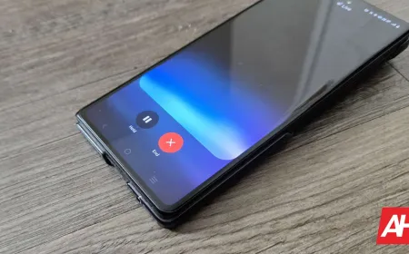 Updated Gemini Live displays refreshed voice profiles alongside a redesigned Android widget with streamlined visuals.