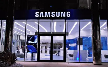 A bar chart compares Samsung and Apple customer satisfaction scores in the United States.