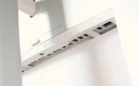 A USB-C monitor displays a desktop interface alongside connected peripherals and power delivery indicators.