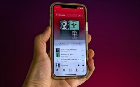 Apple Music subscription tier options are displayed in a beta software interface.