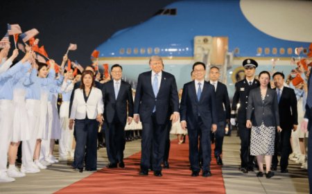 Elite group of American CEOs – outgoing Apple CEO Cook among them – join President Trump in China