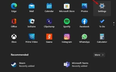 The Windows 11 screen recording interface displays native capture tools and recording controls.