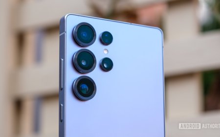 Wildlife photographer using the Samsung Galaxy S25 Ultra to capture award-winning macro and wildlife images.