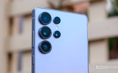 Wildlife photographer using the Samsung Galaxy S25 Ultra to capture award-winning macro and wildlife images.