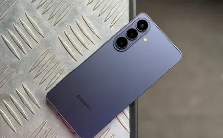 Samsung flagship smartphones are arranged on a display stand.
