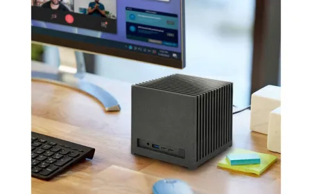 Bleu Jour Kubb fanless mini PC with Intel Core Ultra X7 358H processor and Arc B390 graphics.