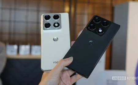 The Motorola Razr 2026 and Razr Fold smartphones are displayed alongside carrier promotion details.