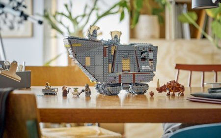 LEGO Star Wars Offworld Sandcrawler and Mudhorn set with detailed minifigures and a sculpted Mudhorn creature.