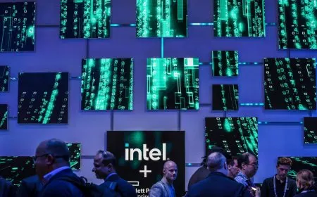 The graphic illustrates Intel Panther Lake 2026 architecture, Core Ultra Series 3 naming, and handheld silicon design.
