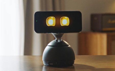 CES 2026: This Motorized Dock Turns Your iPhone Into a Tracking AI Robot