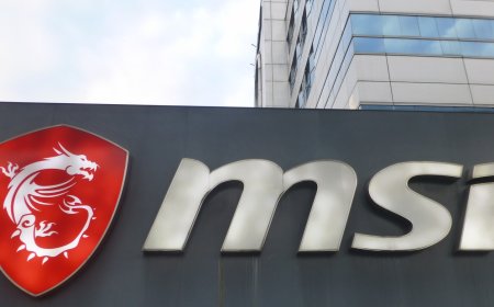 MSI 31.5-inch OLED gaming monitor displaying dynamic resolution and refresh rate switching.