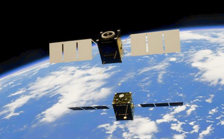 Russian Spacecraft Approach Commercial Radar Satellite Supplying Ukraine