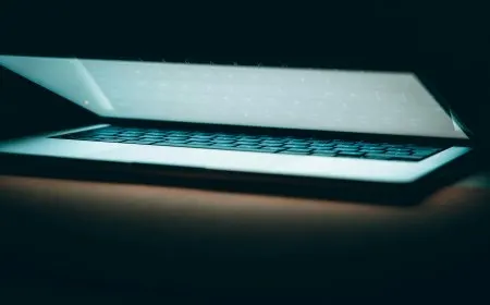 Windows power settings display shows lid closure options to keep the laptop awake.