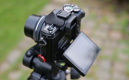 Premium Compact Cameras vs Budget Mirrorless: A Value Analysis