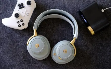 Steelseries Arctis Nova Elite wireless headset with GameHub interface and hot-swappable battery.