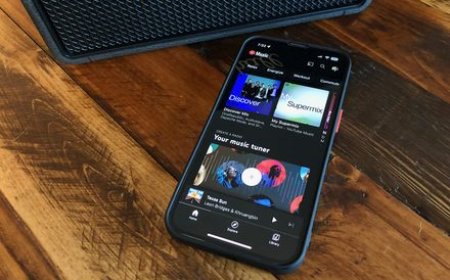 The YouTube Music interface displays alphabetical sorting options for organizing playlists by title, artist, or album.