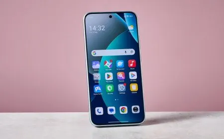 Front view of the Xiaomi Redmi Note 15 Pro 5G smartphone with its screen active.