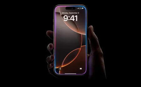 The updated Siri interface for iOS 27 displays the Liquid Glass design and Dynamic Island integration.