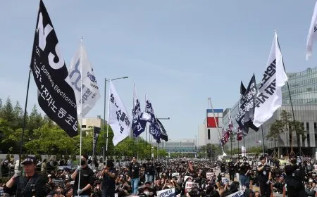 Samsung labor union representatives and executives finalizing a bonus agreement