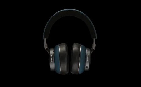 Noble Audio FoKus Apollo Pro headset with hybrid driver layout and matte finish.