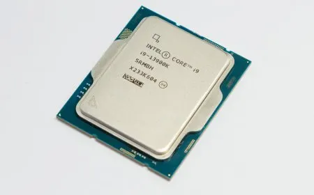 This image shows the Intel Core i9-13900K processor die and heat spreader.