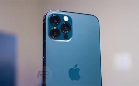 The graphic illustrates iOS gaming hardware acceleration and evolving developer distribution models for 2026