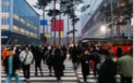 Samsung employees discuss bonus payout disparities between memory chip and consumer electronics divisions.