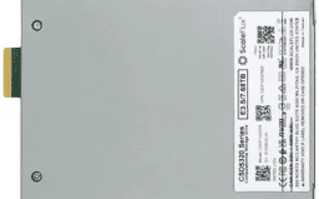 The ScaleFlux CSD5320 enterprise SSD displays its proprietary controller and NAND architecture.