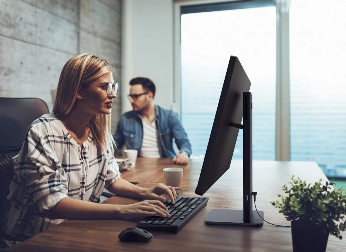 ASUS ExpertCenter P200 AiO 24-inch all-in-one desktop for office environments