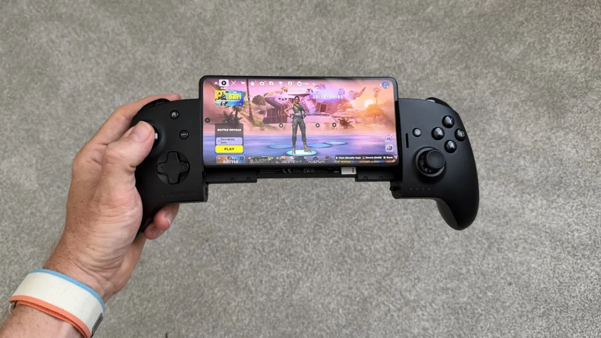 SteelSeries Nimbus Cloud controller with its telescopic grip and phone mounting mechanism.