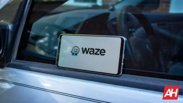 The Waze navigation screen displays traffic signal indicators along a calculated route to improve intersection awareness.