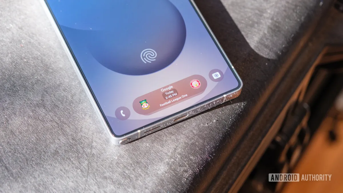 Samsung Always-on Display showing FIFA World Cup 2026 goal celebration animations on the lock screen.
