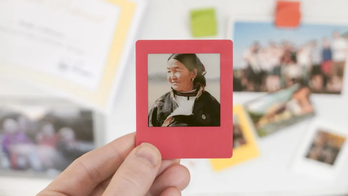 The Vidabay Snap magnetic E Ink photo frame displays a digital image with a visible adhesive backing.