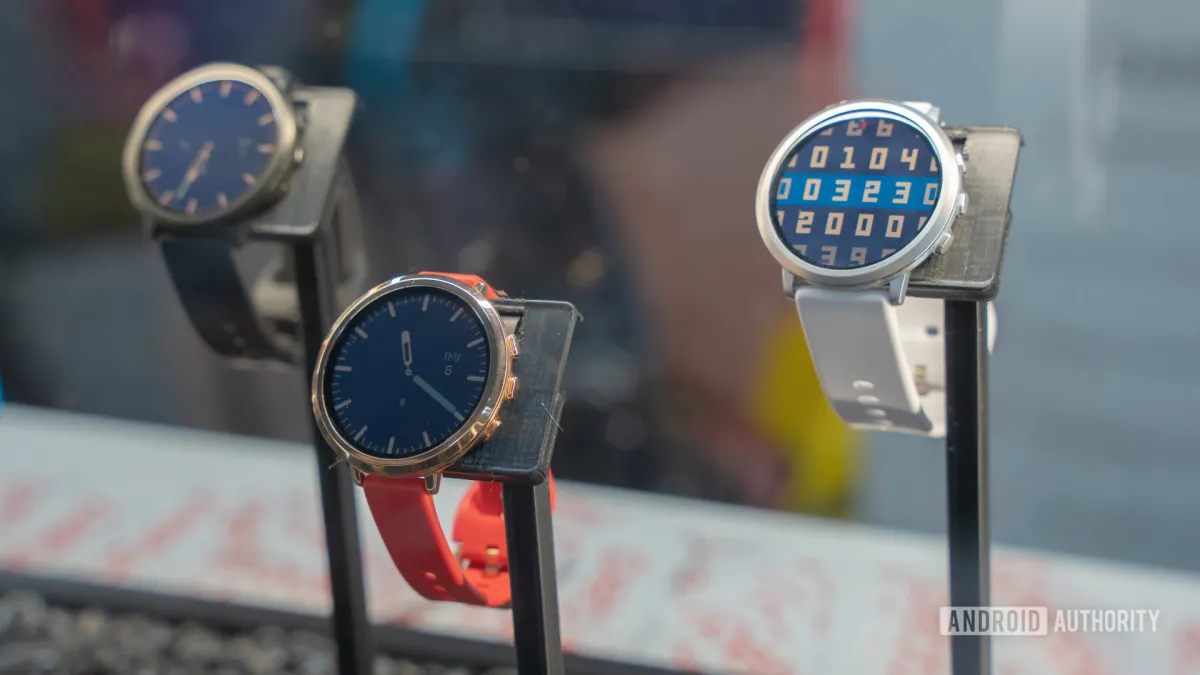 Pebble Round 2 smartwatch and Index 01 smart ring displayed alongside revised July and August shipping timelines.