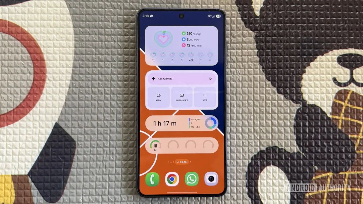 Android home screen displays battery tracker, browser shortcut, AI assistant, and fitness counter widgets.